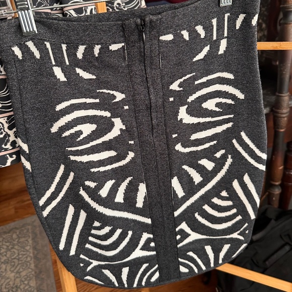 Parker Pencil-Mini Skirt with Tribal Graphic, Size Small (S) - Picture 6 of 7